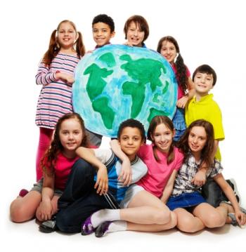ninos_delante_de_un_globo_terraqueo_0