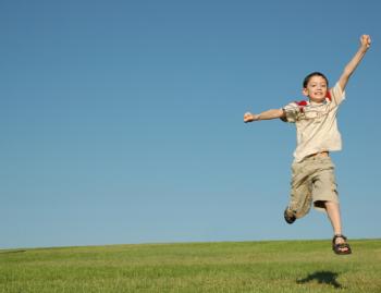nino-feliz-saltando-al-aire-libre